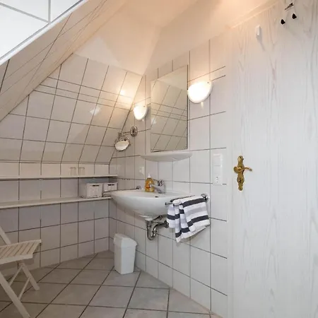 Hues Auert Tharep, 3 *