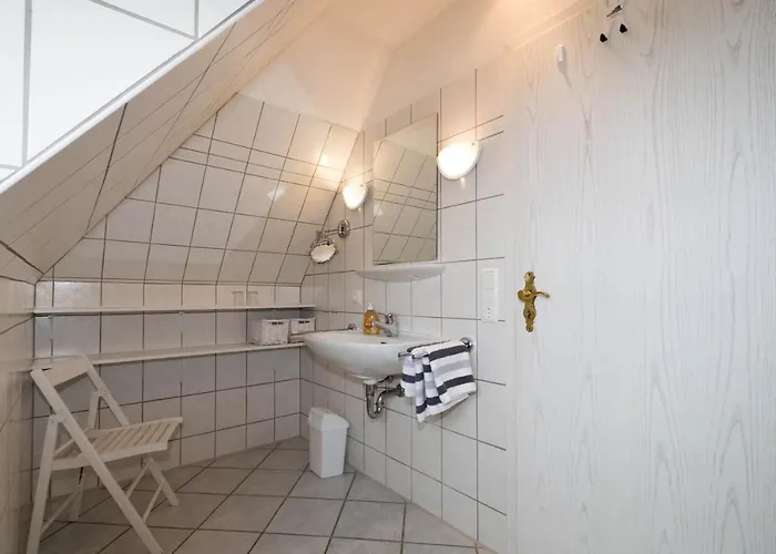 Hues Auert Tharep, 3 *